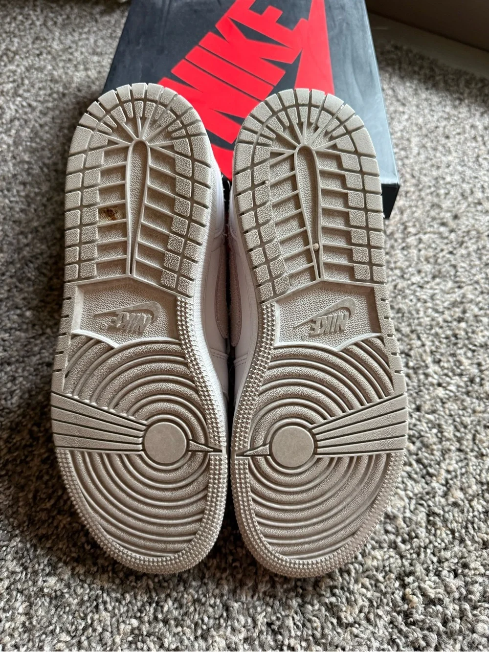 Nike Kids Low-Top Sneakers in White and Light Gray